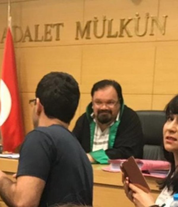 Avukatın etek boyunu ölçen hakim göreve başladı