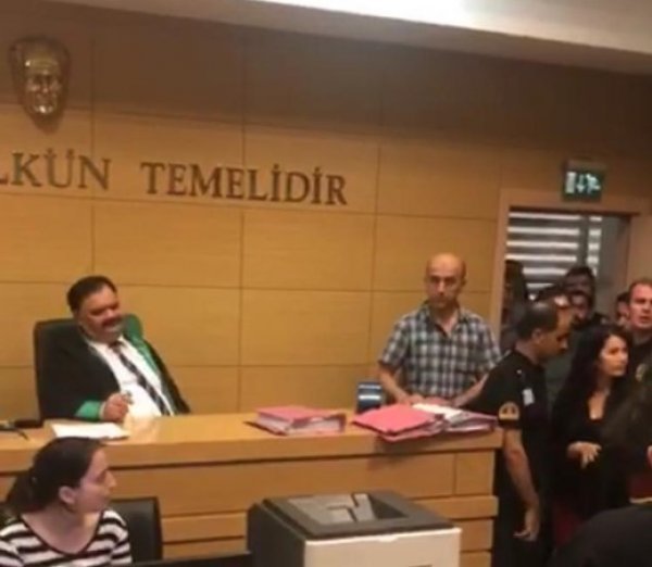 Avukatın etek boyunu ölçen hakim göreve başladı