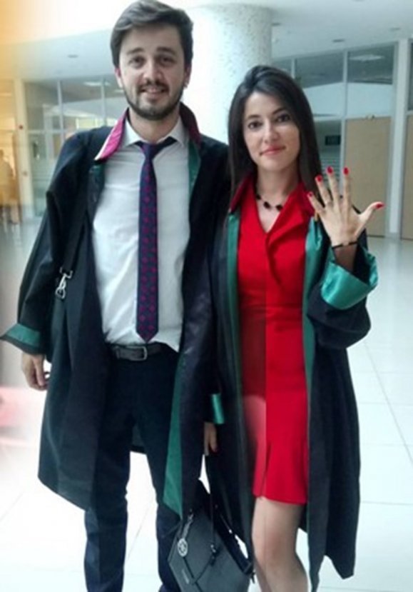 Avukatın etek boyunu ölçen hakim göreve başladı