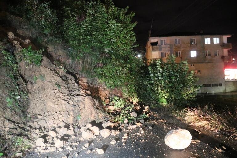 Şiddetli yağışlar etkisini sürdürüyor Trafiğe kapandı