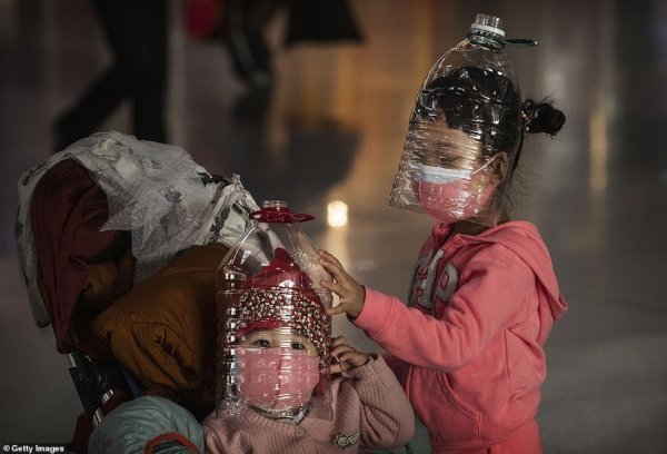 Çin'de sütyenli, plastik şişeli maskeli günler