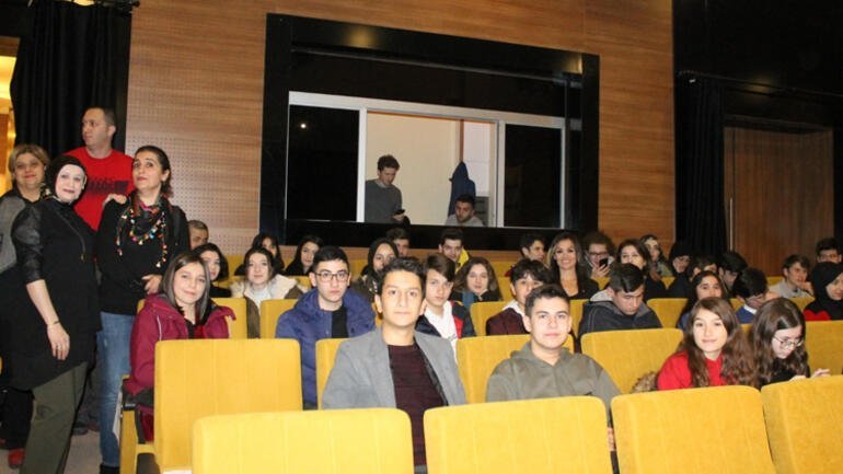 Öğrencilerin izlediği tiyatro oyununda şok görüntüler