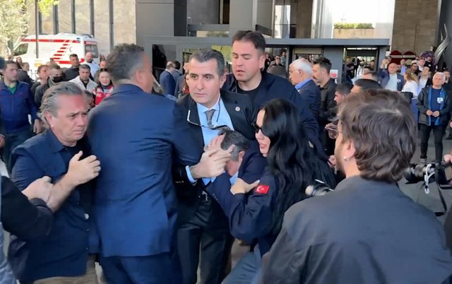 CHP lideri Özgür Özel AKM çıkışında saldırıya uğradı! Özel'e saldırı anı kameraya yansıdı - Resim: 0