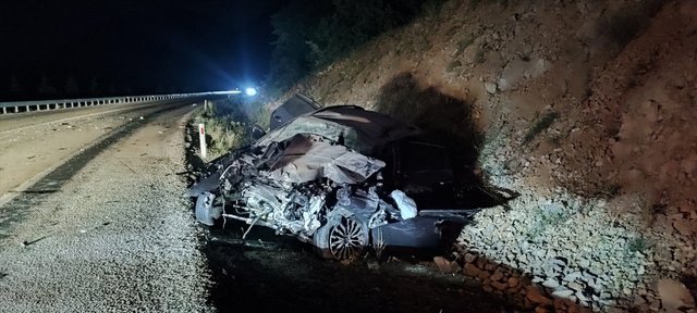 Yolcu otobüsüyle çarpışan otomobilin sürücüsü öldü, yaralılar var - Resim: 0