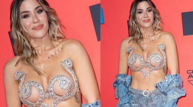 MTV EMA Ödül gecesi çekici kostümleriyle dikkat çekti
