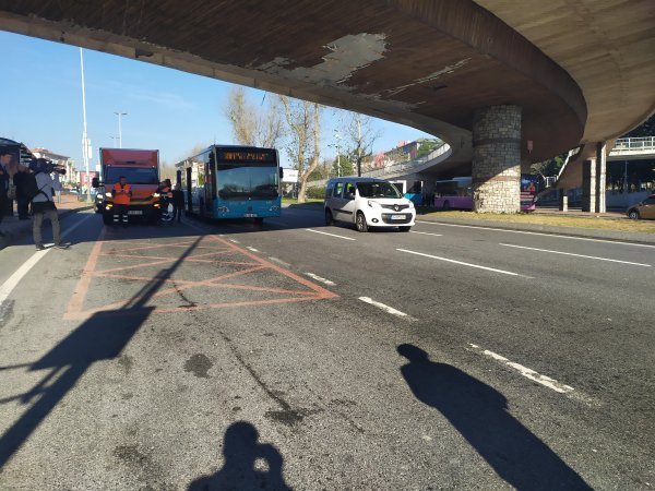 Beşiktaş’ta vinç üst geçide çarptı, sürücü kaçtı