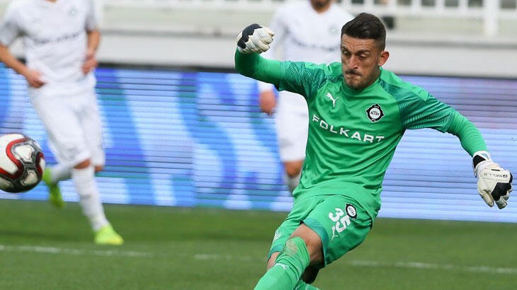 Altaylı kaleci Cihan Topaloğlu, formayı bırakmıyor