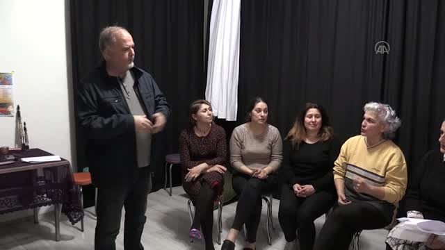 Artvinli kadın tiyatrocular, oyun gelirlerini sokak hayvanlarına bağışladı