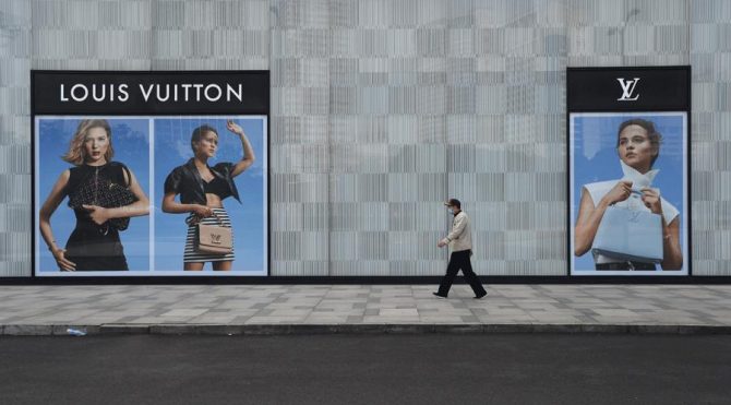 Dior, Givenchy ve Fenty gibi markaları bünyesinde bulunduran LVMH Grup, artık el dezenfektanı üretecek