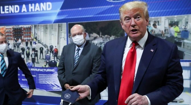 Maskesiz fabrika gezen Trump’a ateş püskürdü