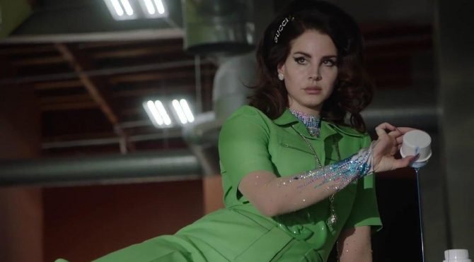 Şarkı sözleri nedeniyle eleştirilen Lana Del Rey meslektaşlarına tepki gösterdi