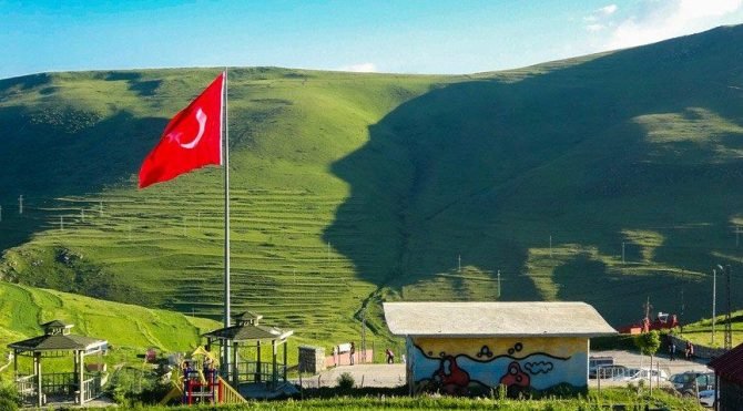 Karadağlar’ın eteğinde Atatürk’ün silüeti belirdi