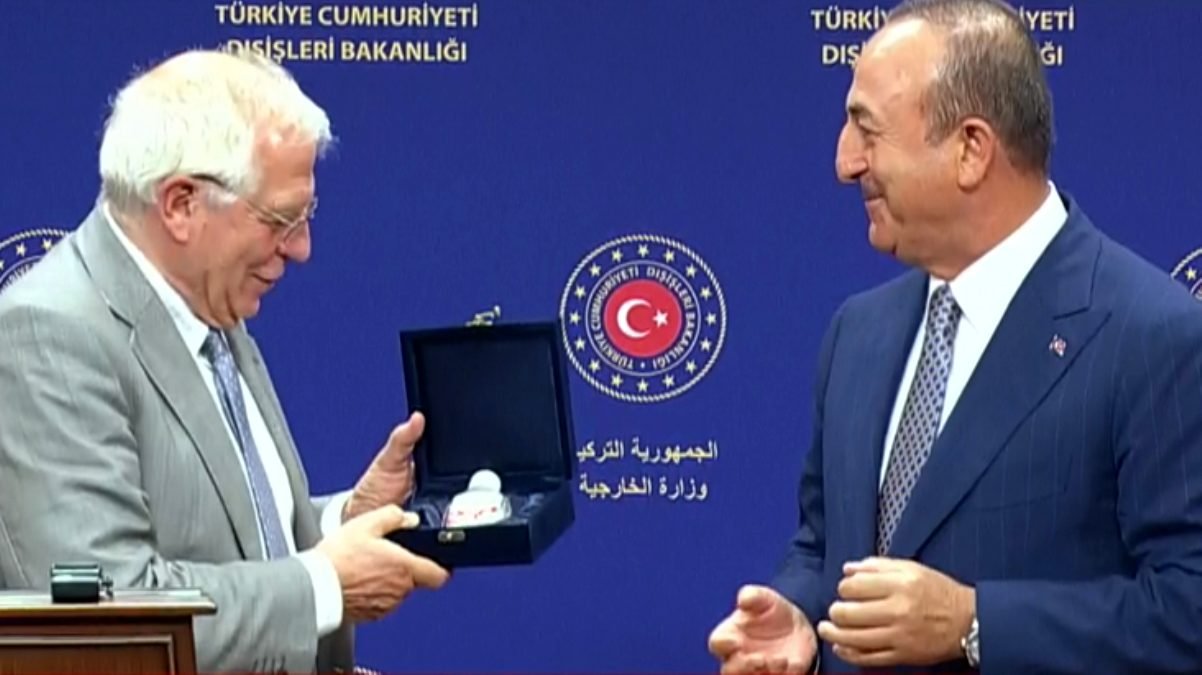 AB temsilcisi ile basın açıklaması yapan Çavuşoğlu’nun patlattığı espiri salonu kahkahaya boğdu