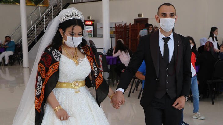 Aşiret düğününde sosyal mesafe kuralına uyuldu