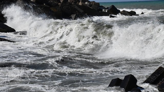 Dalga boyu 3 metre oldu! Denize girmek yasaklandı - Resim: 0