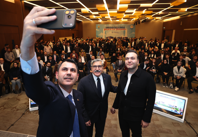 Bakan Kurum, genç mühendis ve mimarlarla Hatay'da asrın inşasını anlattı: ''Ülkemizin sizin gibi mimarlara, mühendislere ihtiyacı var'' - Resim: 1