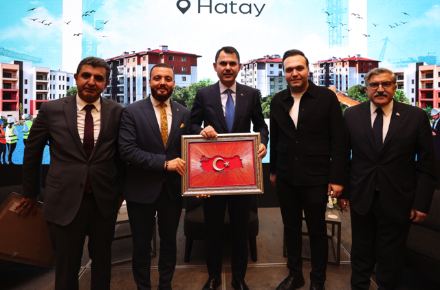 Bakan Kurum, genç mühendis ve mimarlarla Hatay'da asrın inşasını anlattı: ''Ülkemizin sizin gibi mimarlara, mühendislere ihtiyacı var'' - Resim: 0